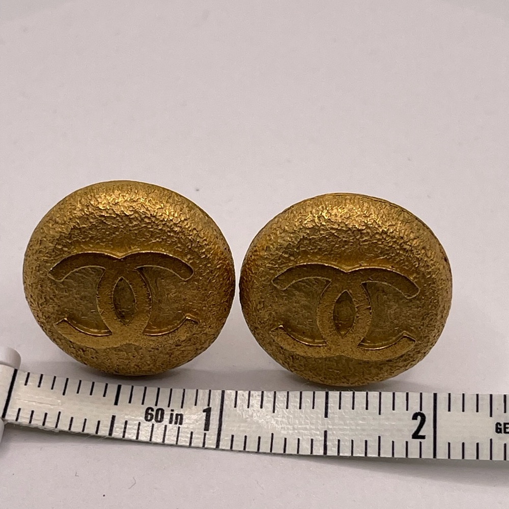 CHANEL 1994 logo-engraved button clip-on earrings with box - Picture 6 of 6